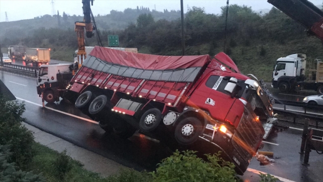 Anadolu Otoyolu'nda tır devrildi